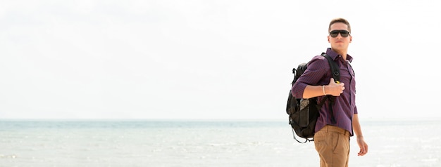 Touristischer Wanderer des unabhängigen Mannes am Strand