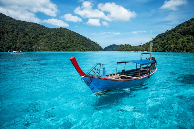 Touristisches Boot des langen Schwanzes auf dem Meer in Surin-Insel, Thailand