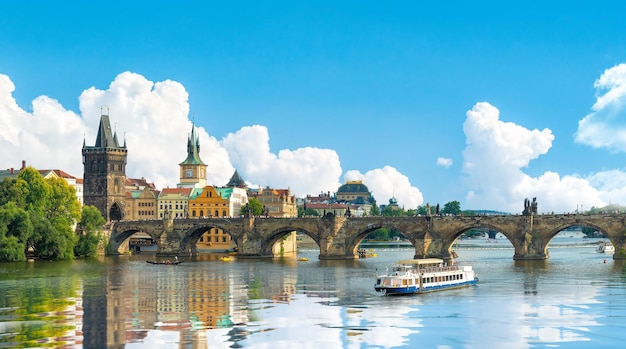 Touristisches Boot in der Nähe der Karlsbrücke in Prag