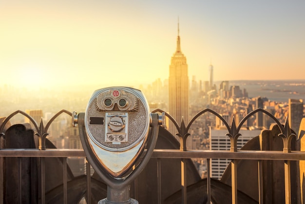 Touristisches Fernglas mit Blick auf die Skyline von Manhattan in New York City am Morgen USA Vereinigte Staaten von Amerika