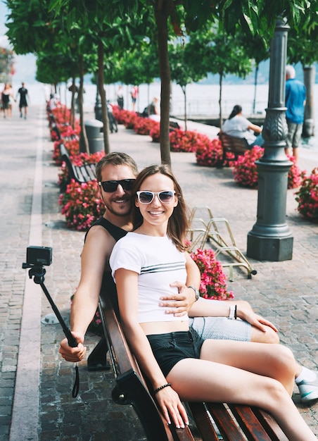 Touristisches Liebespaar, das Selfie-Foto auf Bewegungskamera am Gardasee Italien Europa macht