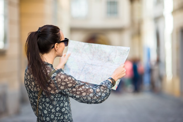 Touristisches Mädchen der Reise mit Karte in Wien draußen während der Feiertage in Europa,