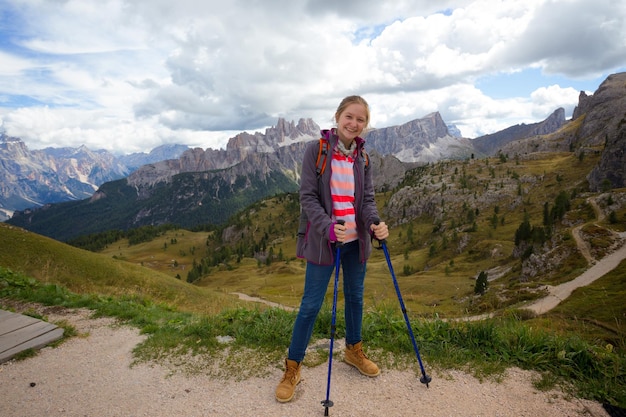 Touristisches Mädchen in den Dolomiten