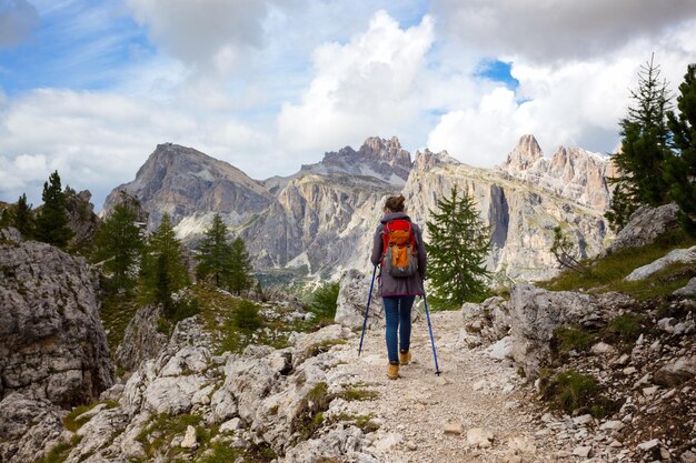 Touristisches Mädchen in den Dolomiten