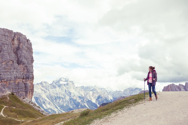 Touristisches Mädchen in den Dolomiten