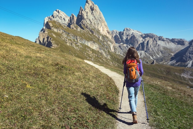 Touristisches Mädchen in den Dolomiten