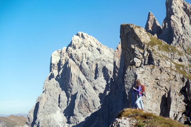 Touristisches Mädchen in den Dolomiten