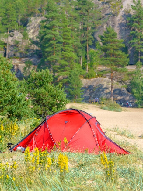 Touristisches rotes Zelt am See Reise zu den wilden Orten der Natur