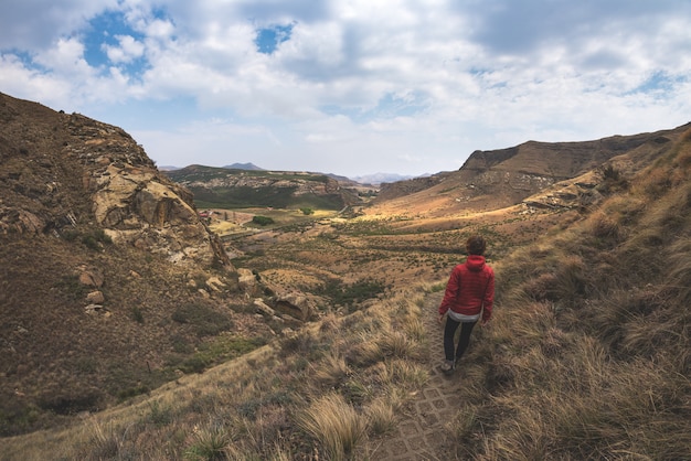 Touristisches Trekking auf markierter Spur im Nationalpark Golden Gate Highlands, Südafrika.