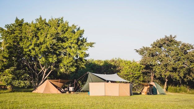 Touristisches Zeltcamping in den Bergen nahe See, Nationalpark Khao Yai, Thailand