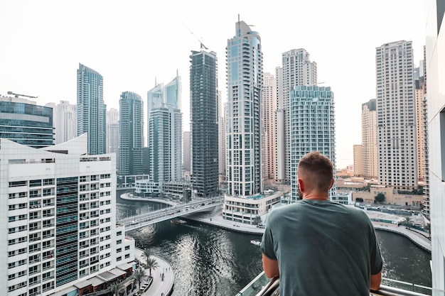 Toutist hombre caucásico está disfrutando de las visitas turísticas de Dubai en los Emiratos Árabes Unidos