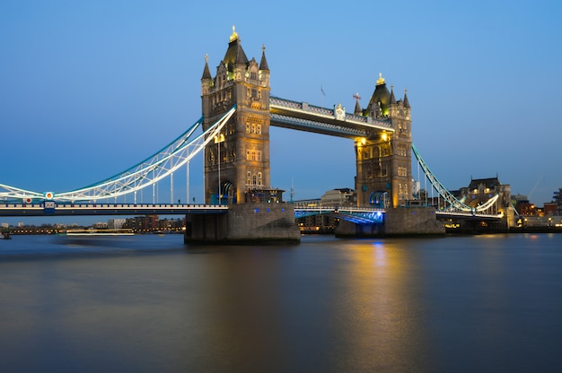 Tower bridge à noite