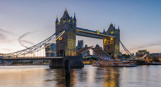 Tower Bridge al atardecer abriendo Londres