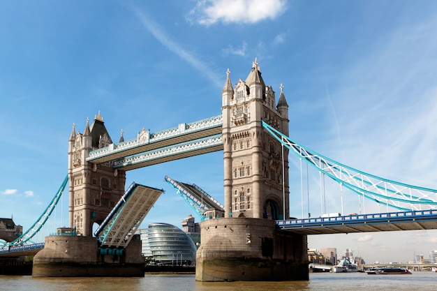 Foto tower bridge con el ayuntamiento