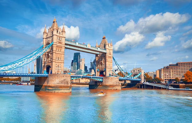 Tower Bridge en un brillante día soleado en otoño