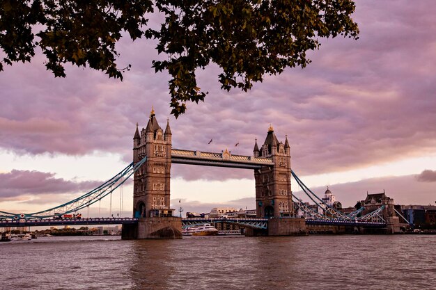 Tower Bridge em Londres ao pôr do sol, Reino Unido