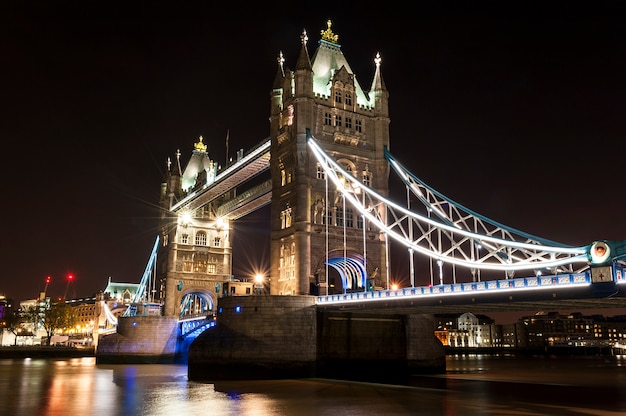 Tower bridge em Londres por noite