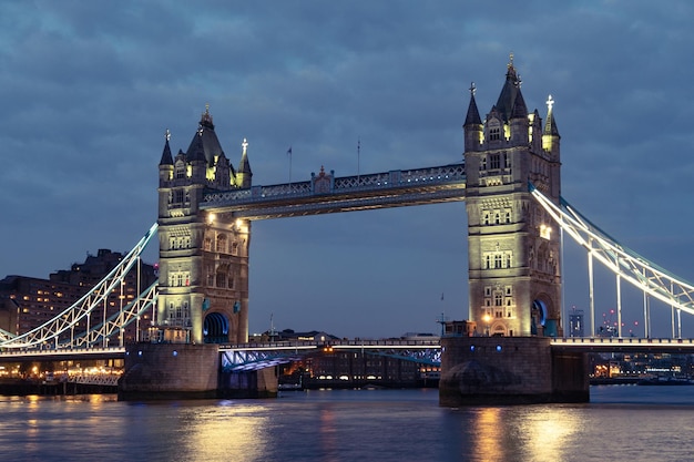 Tower Bridge in der Nacht in London