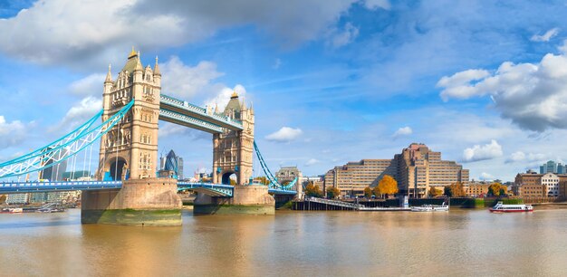 Foto tower bridge in london an einem hellen sonnigen tag