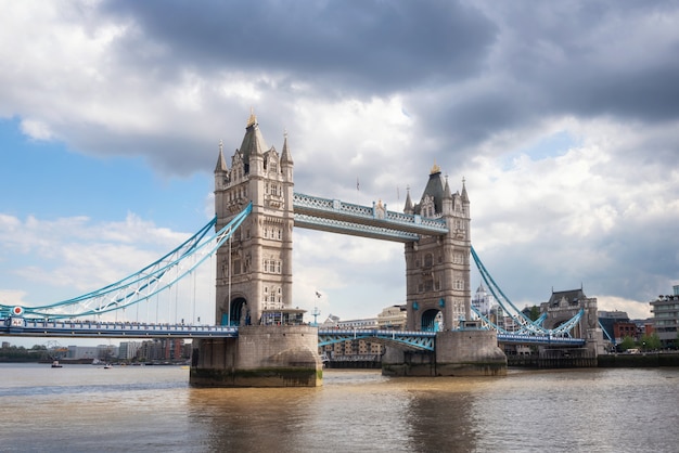 Tower Bridge in London an einem schönen sonnigen Tag.