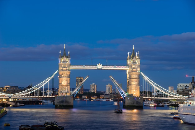 Foto tower bridge in london bei nacht