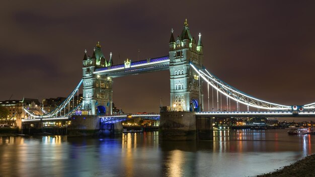 Tower Bridge in London in der Nacht