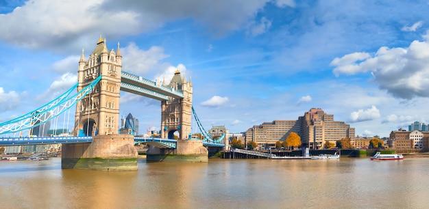 Tower Bridge en Londres en un día soleado