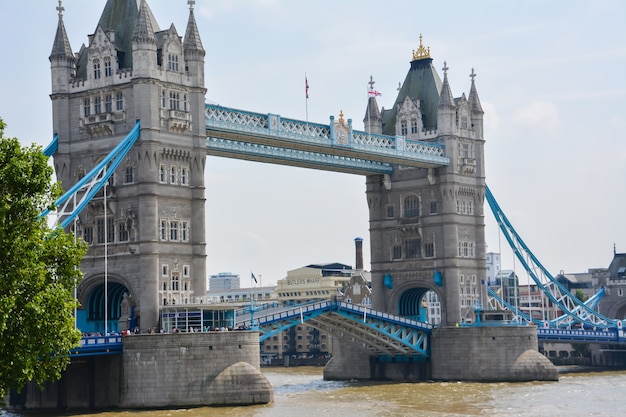 Tower Bridge en Londres en un hermoso día soleado. 23 de julio de 2014 - Londres, Reino Unido.