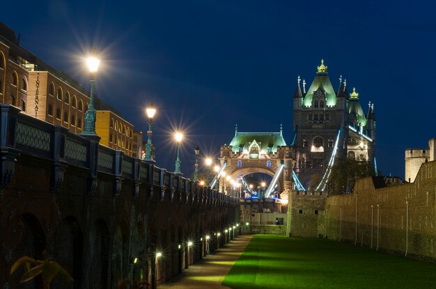 Tower bridge en Londres por la noche