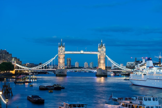 Tower bridge en Londres en la noche