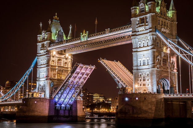 Tower Bridge en Londres en la noche