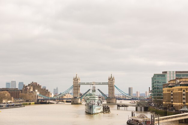 Foto tower bridge en londres con puente levadizo abierto