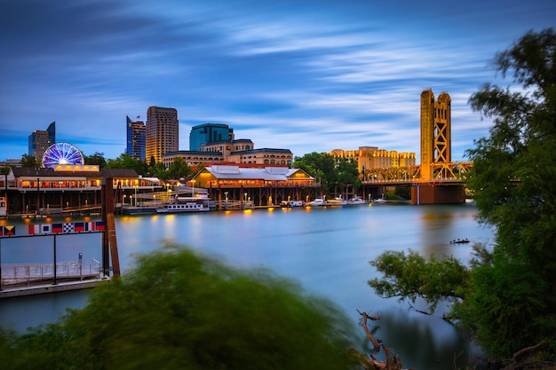 Tower Bridge y Sacramento River en Sacramento California capturados en la noche