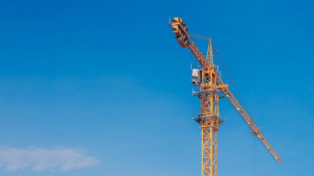 Tower Crane Gitterausleger Haken klarer blauer Himmel Sonne Hintergrund Baustellenarbeiten Gebäudeinstallation