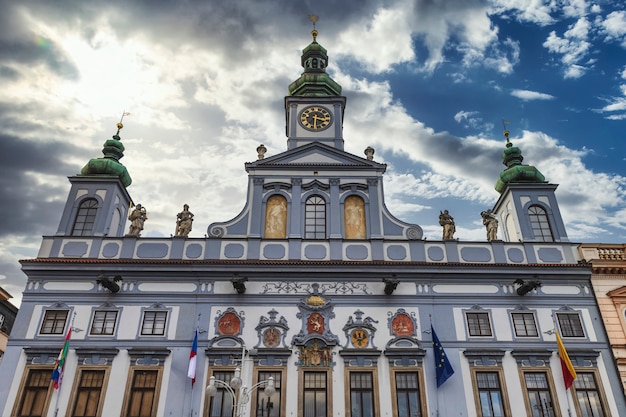 Town Hall belo edifício com torre do relógio em Ceske Budejovice, República Tcheca