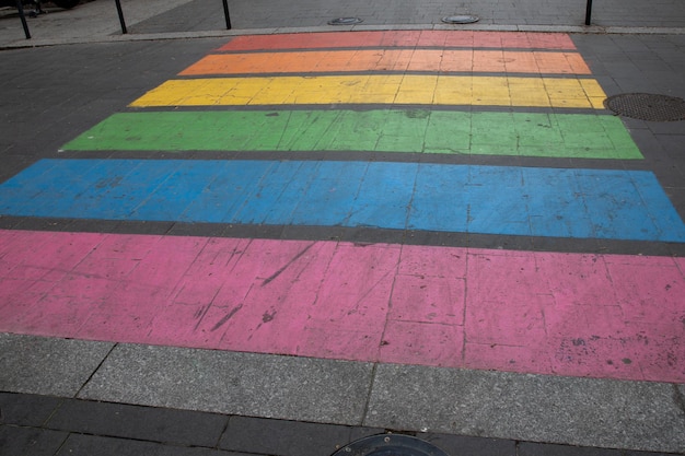 Town Street Fußgängerüberweg malen in den Farben Regenbogenflagge Zeichen zum Konzept der Geschlechtsdiskriminierung