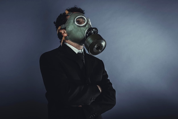Tóxico, empresário com máscara de gás, conceito de negócio perigoso para o meio ambiente ou para a sociedade