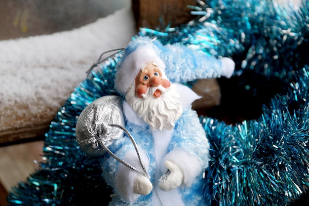 Toy Father Frost con un abrigo de piel azul y una bolsa plateada