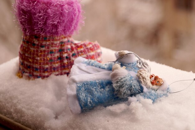 Toy father frost em um casaco de pele azul com uma bolsa prateada