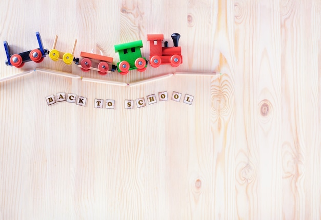 Toy Train Education, concepto de regreso a la escuela con espacio de copia
