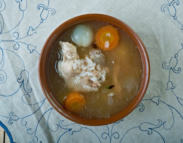 Foto toyuq shorbasi - sopa de pollo turca