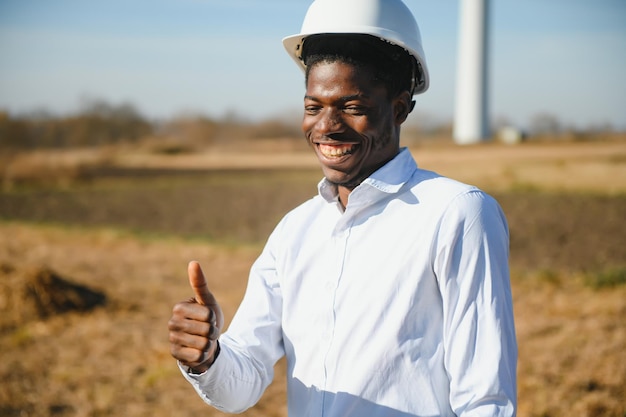 Trabajador afroamericano en un casco de construcción