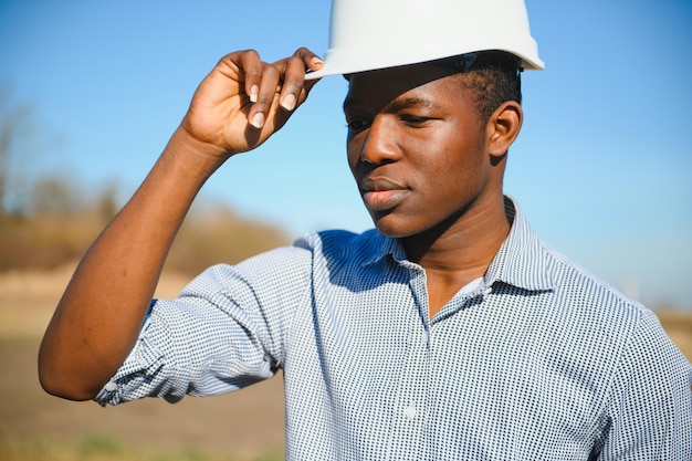 Trabajador afroamericano en un casco de construcción