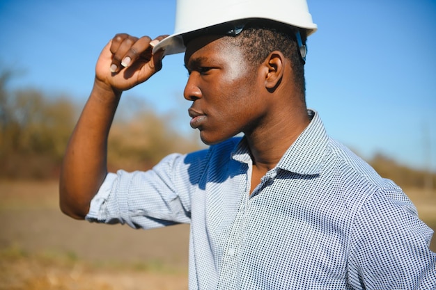 Trabajador afroamericano en un casco de construcción