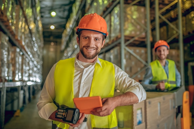 Trabajador de almacén con casco