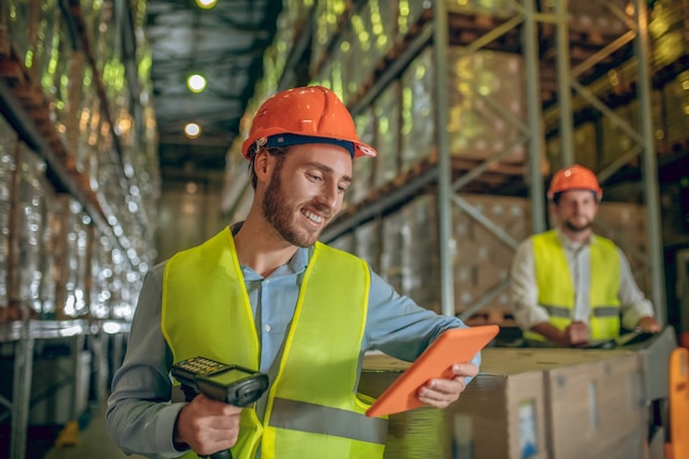 Trabajador de almacén con casco