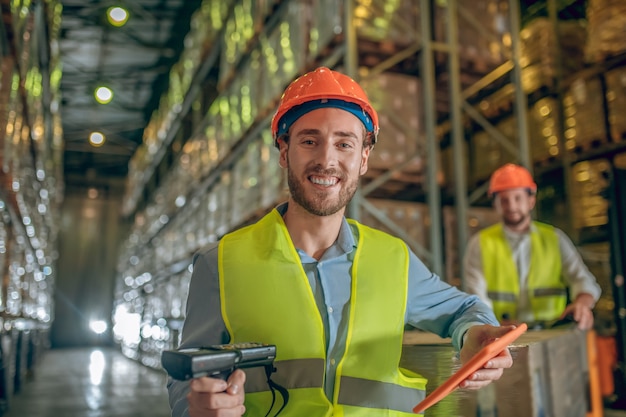 Trabajador de almacén con casco