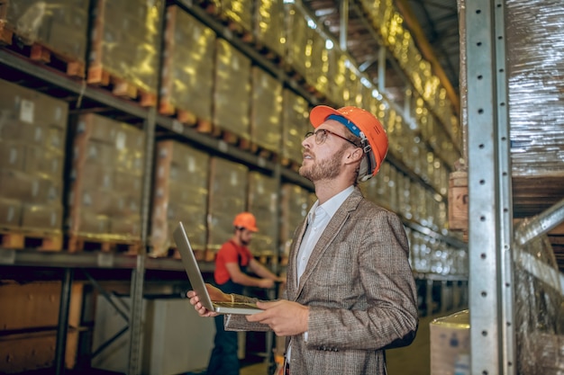 Trabajador de almacén con casco