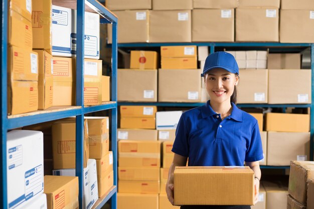 Trabajador de almacén comprobando productos de stock en la tienda