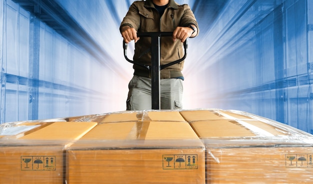 Trabajador de almacén descarga de cajas de paquetes en el almacén de almacenamiento